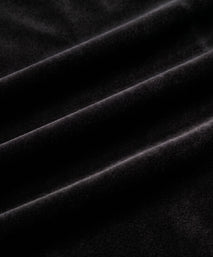 Chaqueta de gala negra en terciopelo con solapa de pico y corte entallado