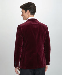 Chaqueta de gala en terciopelo granate con solapa de pico y corte entallado.