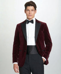 Chaqueta de gala en terciopelo granate con solapa de pico y corte entallado.