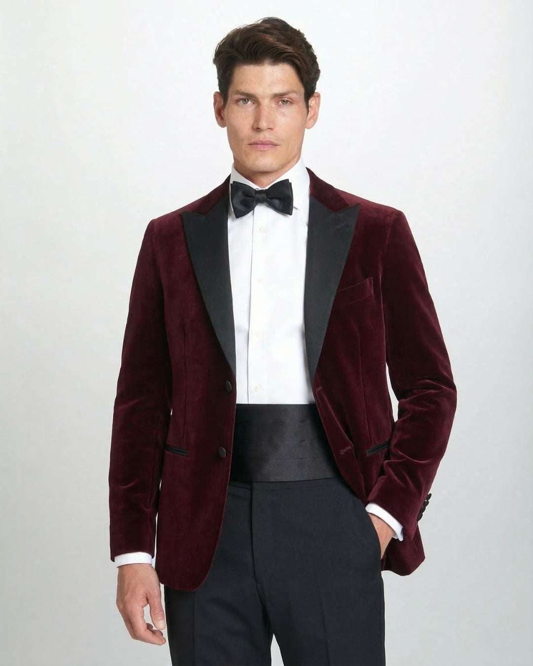 Chaqueta de gala en terciopelo granate con solapa de pico y corte entallado.